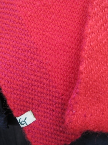 Detalj bild, syns de tre olika röda nyanserna i sjalen/halsduken